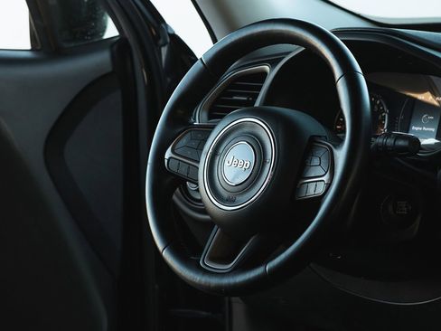 Used 2017 Jeep Renegade Latitude image 3