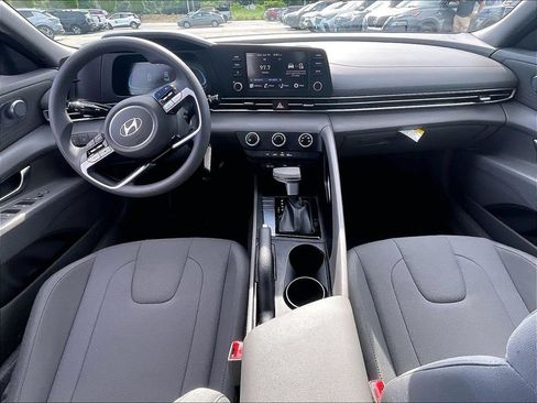 Used 2025 Hyundai Elantra SE FWD image 21