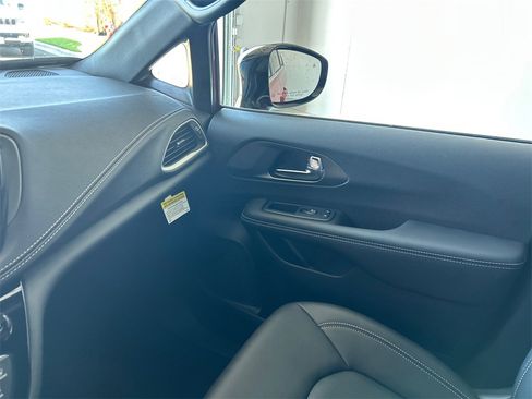 New 2025 Chrysler Pacifica Select image 26