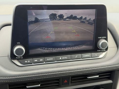 Used 2025 Nissan Rogue SV FWD image 17