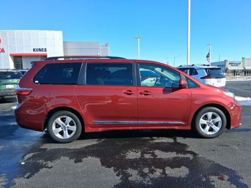 Used 2019 Toyota Sienna LE image 4