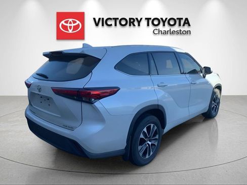 Used 2022 Toyota Highlander XLE image 4