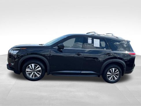Used 2023 Nissan Pathfinder SL w/ Black Appearance Package AWD/4WD image 2