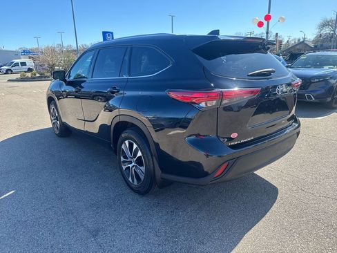 Used 2022 Toyota Highlander XLE AWD/4WD image 5