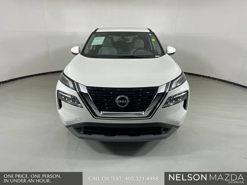 Used 2022 Nissan Rogue SV FWD image 2