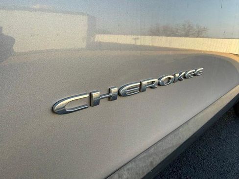 Used 2019 Jeep Cherokee Latitude Plus image 19