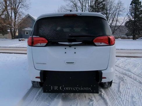 Used 2022 Chrysler Voyager LX image 4