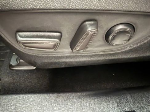 Used 2021 Toyota Highlander XLE image 30