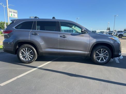 Used 2019 Toyota Highlander XLE FWD image 13