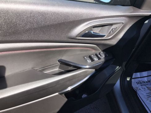 Used 2025 Chevrolet Trax RS w/ Sunroof Package image 13