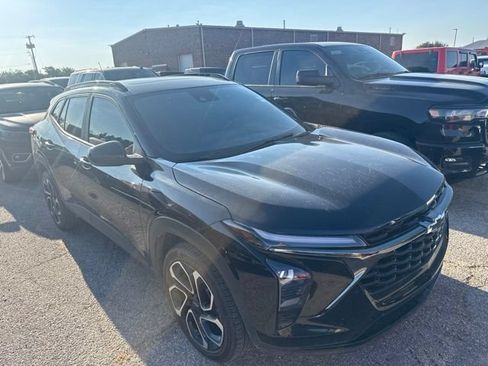 Used 2025 Chevrolet Trax RS w/ Sunroof Package FWD image 3