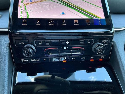 Certified 2024 Jeep Grand Cherokee Limited image 17