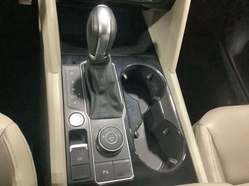 Used 2018 Volkswagen Atlas SEL w/ R-Line Package image 16