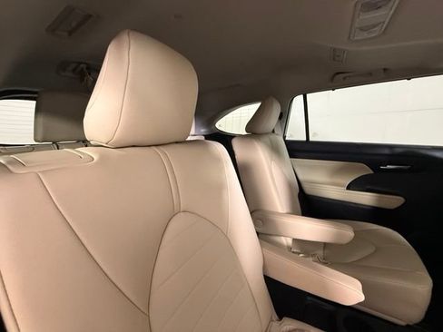 Used 2024 Toyota Highlander XLE FWD image 28