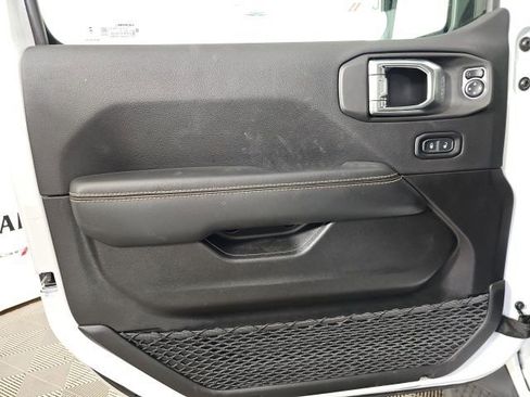 Used 2025 Jeep Wrangler Unlimited Sahara image 11