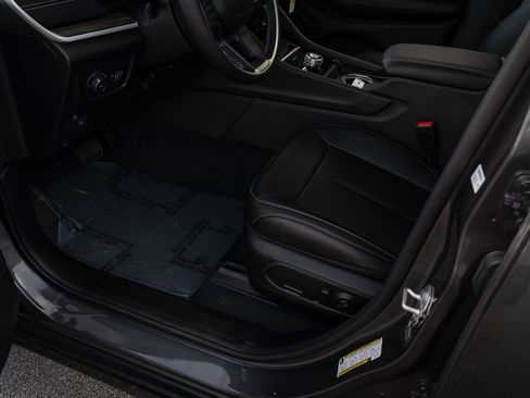 New 2025 Jeep Grand Cherokee L Limited AWD/4WD image 17