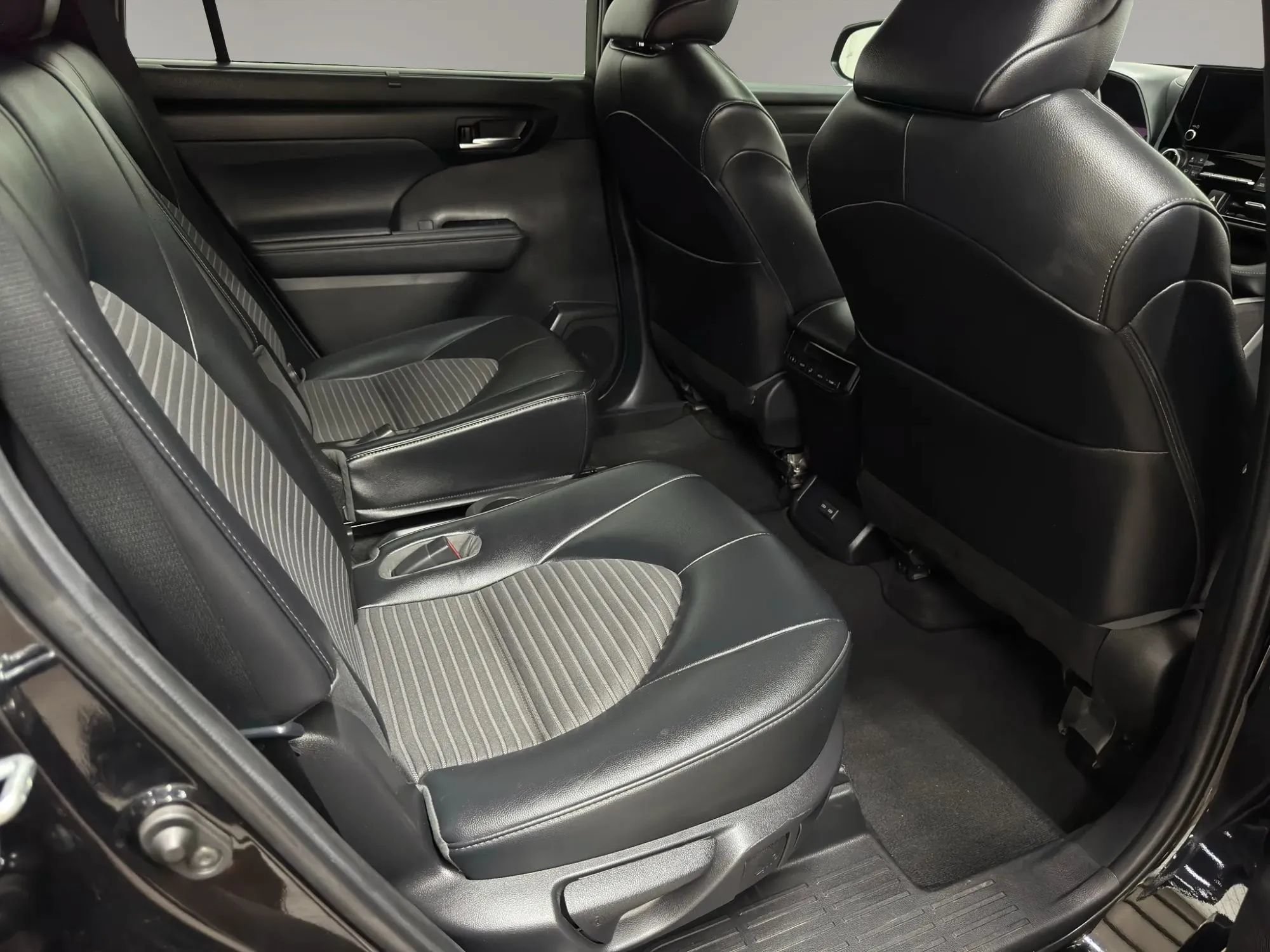 Used 2023 Toyota Highlander XSE FWD image 16