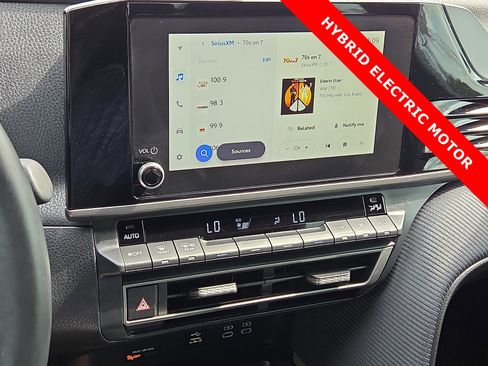 Used 2025 Toyota Camry SE w/ Convenience Package image 16