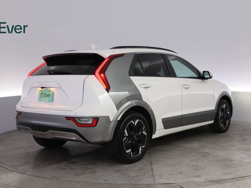 Used 2024 Kia Niro Wave w/ Wave Preserve Package FWD image 3