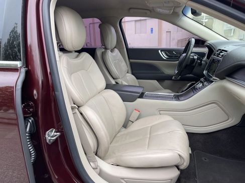 Used 2017 Lincoln Continental Select image 26