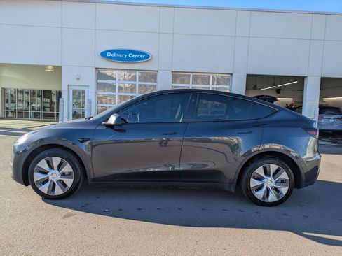 Used 2024 Tesla Model Y Long Range image 9