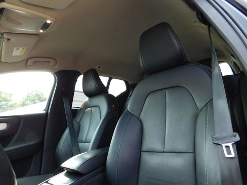 Used 2021 Volvo XC40 T4 Momentum FWD image 21