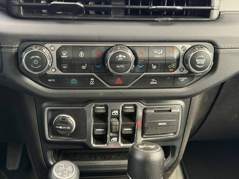 Used 2024 Jeep Wrangler Unlimited Sahara AWD/4WD image 32