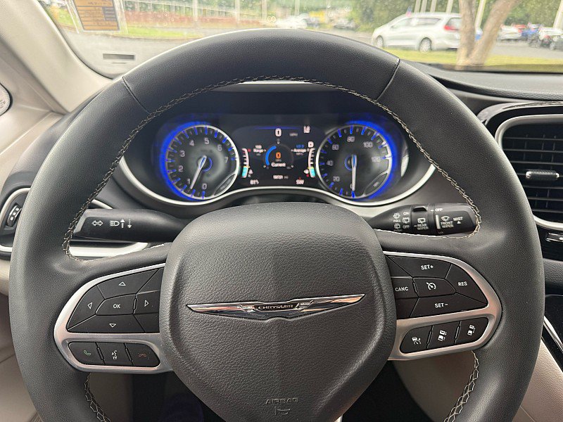 Used 2023 Chrysler Pacifica Touring-L FWD image 26