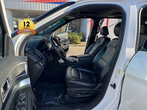 Used 2017 Ford Explorer XLT w/ Equipment Group 202A image 9
