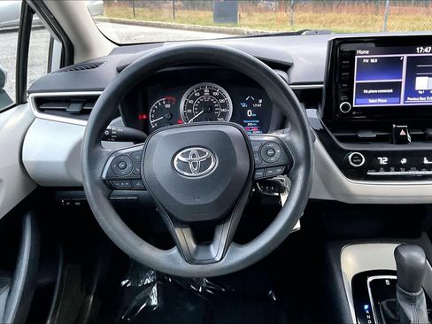 Used 2022 Toyota Corolla LE image 5