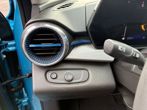 Used 2025 Chevrolet Trax LT image 11