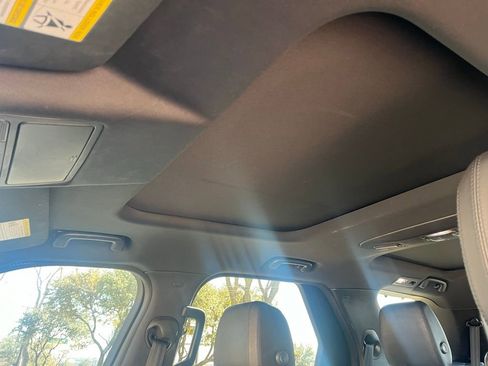 Used 2018 Land Rover Discovery HSE image 9