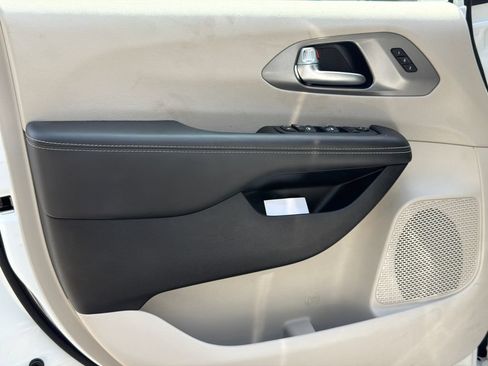 Used 2023 Chrysler Pacifica Touring-L FWD image 10