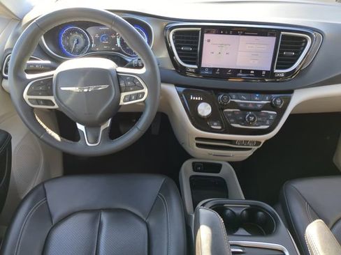 Used 2024 Chrysler Pacifica Touring-L image 16