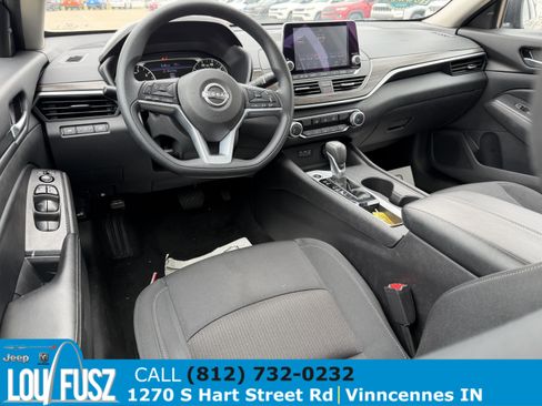 Used 2025 Nissan Altima 2.5 SV FWD image 12