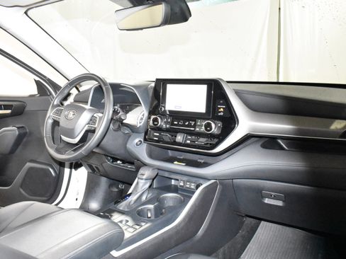 Used 2025 Toyota Highlander XLE FWD image 26