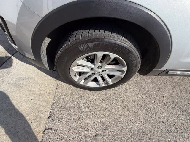 Used 2016 Ford Explorer XLT FWD image 4