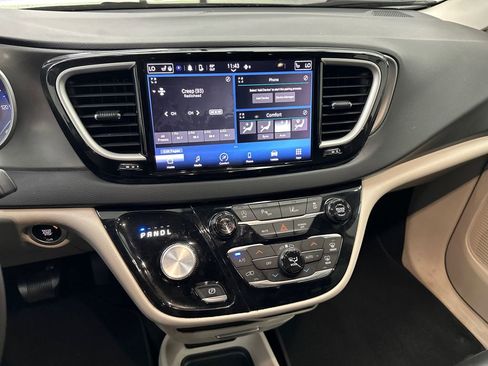 Used 2023 Chrysler Pacifica Touring-L FWD image 31
