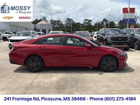 Used 2023 Hyundai Elantra SEL w/ Cargo Package FWD image 7