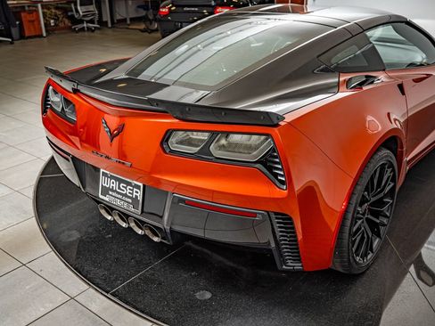 Used 2016 Chevrolet Corvette Z06 w/ 3LZ Preferred Equipment Group RWD image 18
