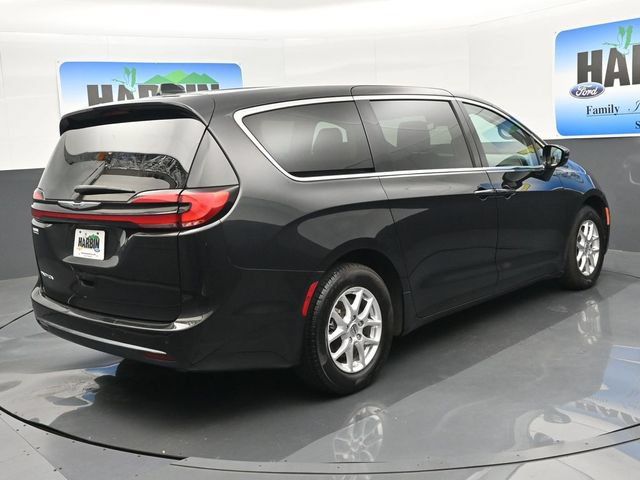 Used 2024 Chrysler Pacifica Touring-L FWD image 5