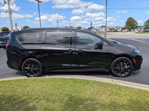 Used 2025 Chrysler Pacifica Limited FWD image 4