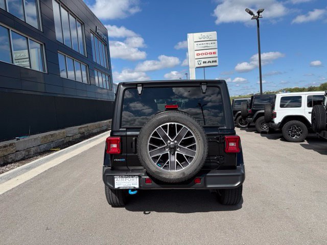 Used 2023 Jeep Wrangler Unlimited Sahara w/ Cold Weather Group AWD/4WD image 4