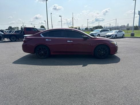 Used 2017 Nissan Altima 2.5 SR w/ Midnight Edition Package FWD image 4