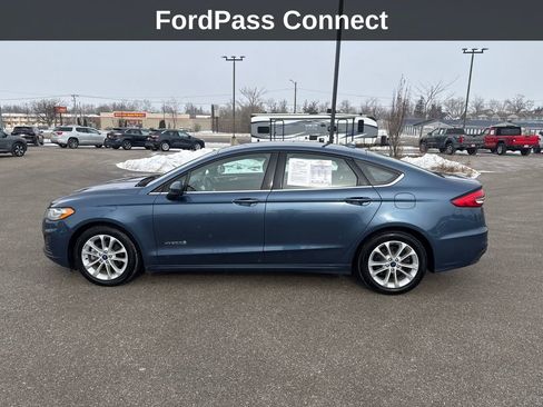 Used 2019 Ford Fusion SE image 2
