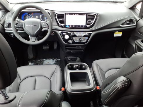 New 2026 Chrysler Pacifica Select image 8