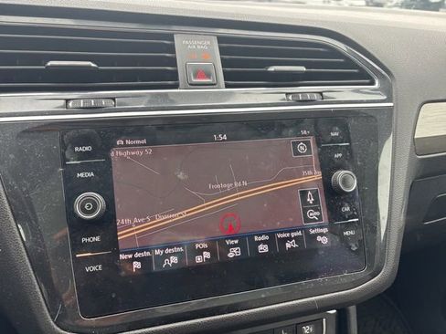 Used 2018 Volkswagen Tiguan SEL AWD/4WD image 21