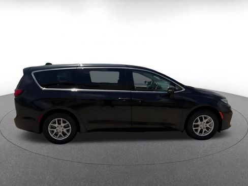 Used 2023 Chrysler Pacifica Touring-L FWD image 15
