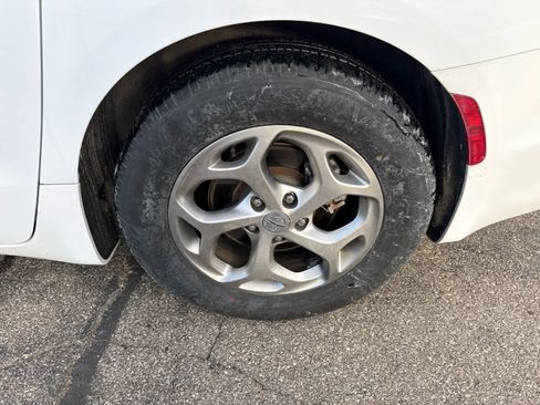 Used 2024 Chrysler Pacifica Limited image 4