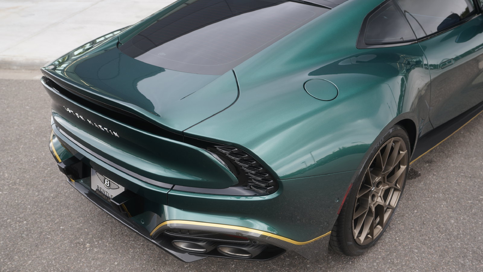 Used 2025 Aston Martin Vanquish RWD image 15